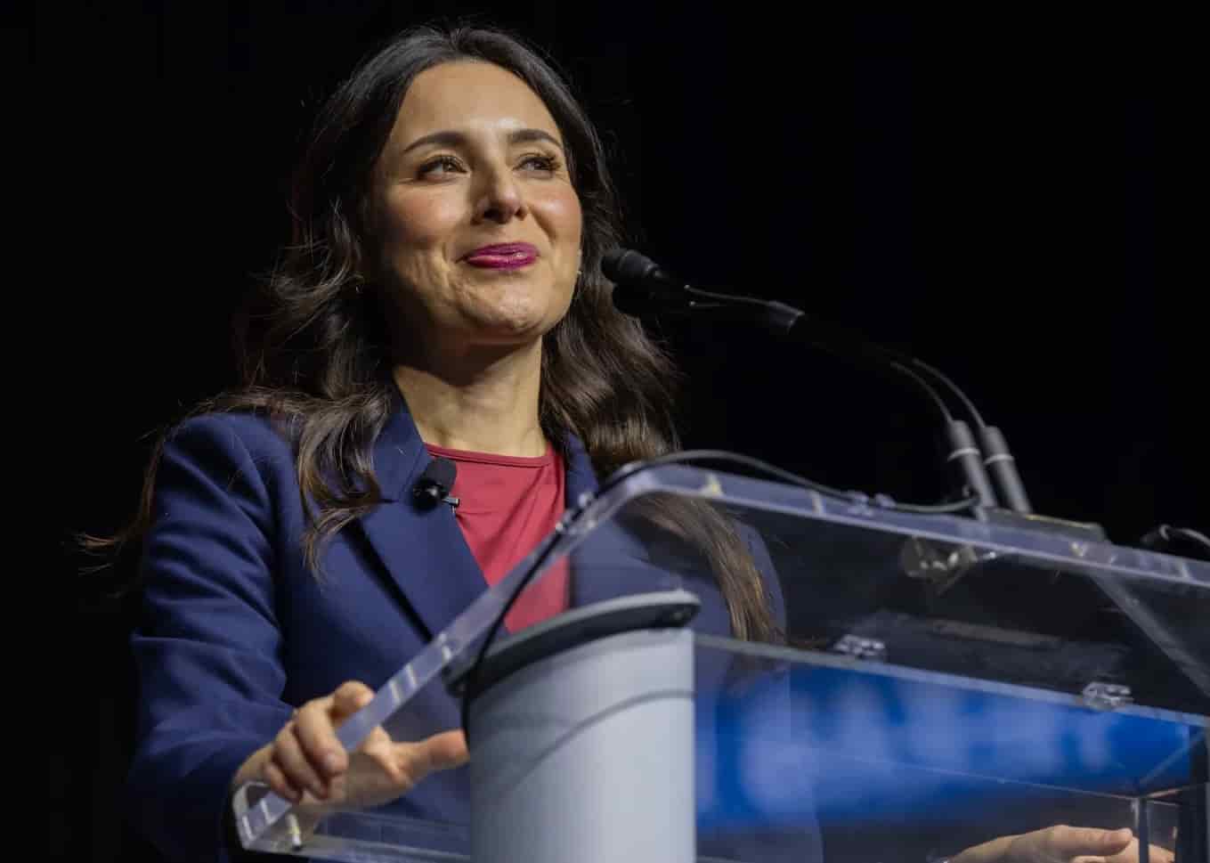 Gina Hinojosa propone enviar $1,500 a cada hogar si vence a Greg Abbott en noviembre