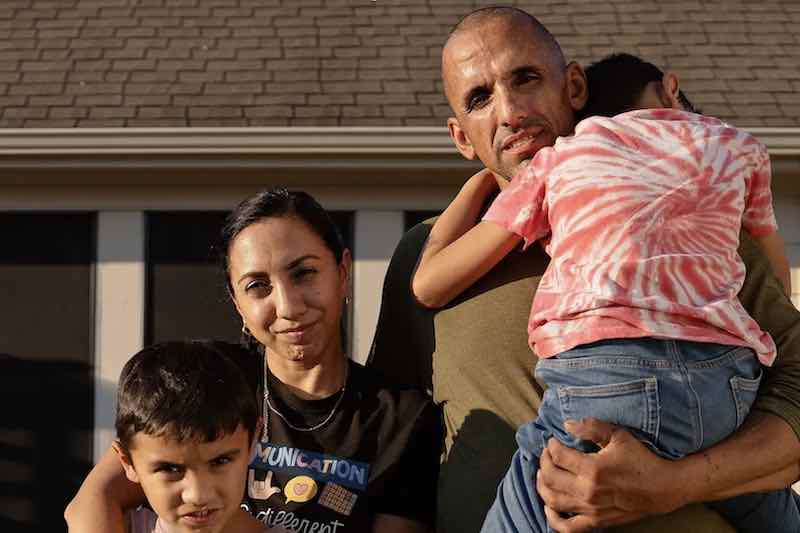 una mujer y un hombre con sus dos hijos chicos