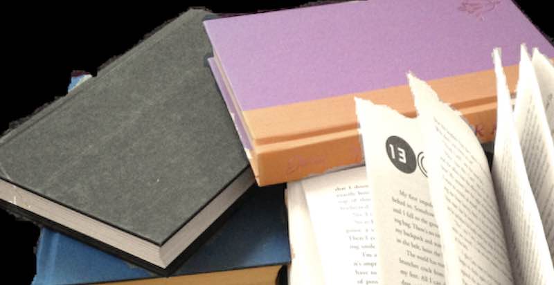 Un libro abierto entre varios libros sin titulo