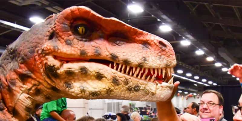 Una figura de tamaño real de la cabeza de un dinosaurio